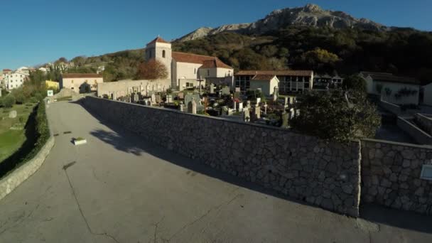 古い教会と墓地の空中ビュー — ストック動画