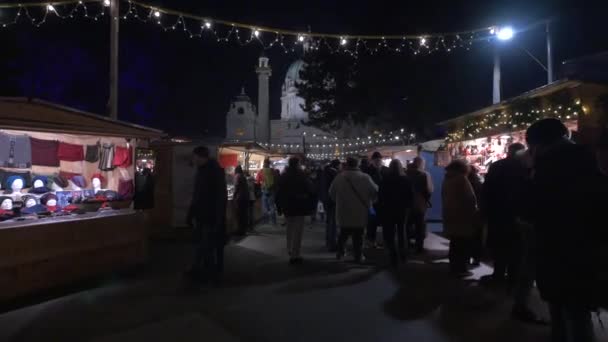 查尔斯广场圣诞市场上的人们 — 图库视频影像