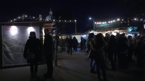 Τουρίστες Στην Χριστουγεννιάτικη Αγορά Στην Πλατεία Του Καρόλου — Αρχείο Βίντεο