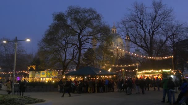 参观查尔斯广场的圣诞市场 — 图库视频影像