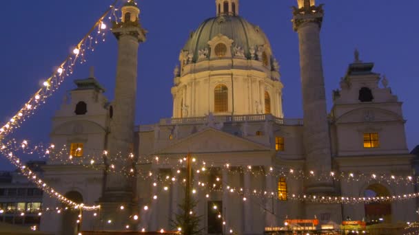 Naklonit Vánočního Trhu Před Karlskirche — Stock video