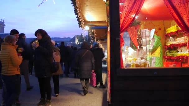 Lopen Drinken Naast Een Straatkraam — Stockvideo