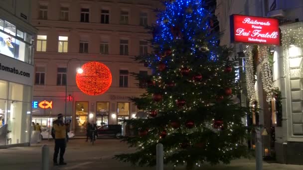 Inclinado Árbol Navidad Calle Ertlgasse — Vídeos de Stock