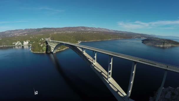 Luchtfoto Van Auto Die Krk Bridge Rijden — Stockvideo