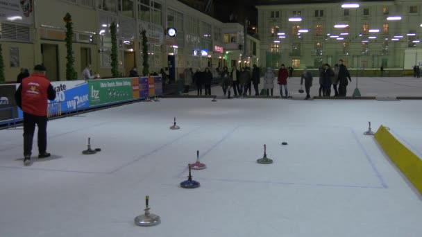 Curling Rink Med Curling Stenar — Stockvideo