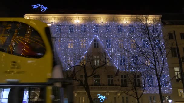 Das Ring Hotel Mit Weihnachtsbeleuchtung — Stockvideo