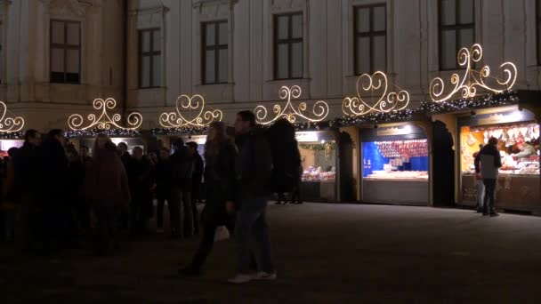 在Belvedere圣诞市场放松的人们 — 图库视频影像