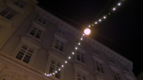 Bir Binanın Önündeki Noel Işıklarının Alçak Açısı — Stok video