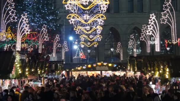 Caminhando Sob Decorações Natal — Vídeo de Stock