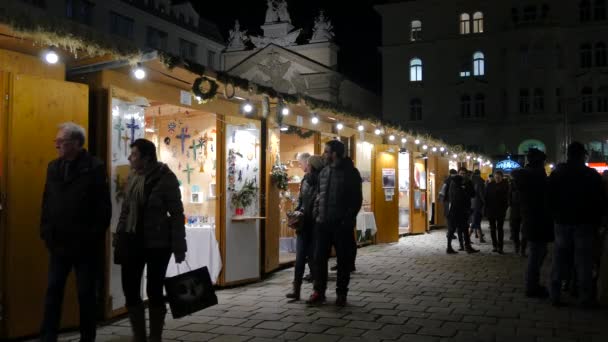 Holzverkaufsstände Auf Dem Weihnachtsmarkt Hof — Stockvideo