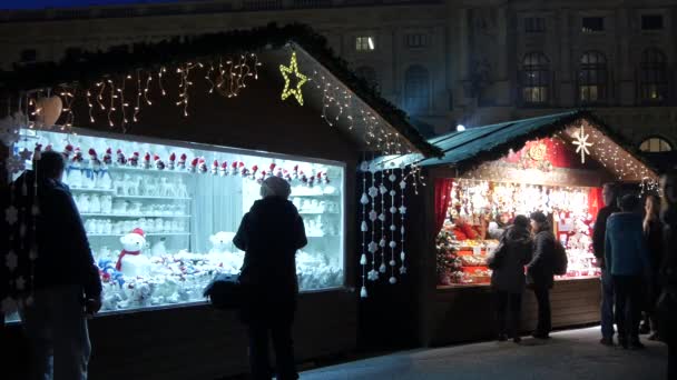 Stände Mit Weihnachtlicher Dekoration Auf Dem Weihnachtsmarkt — Stockvideo