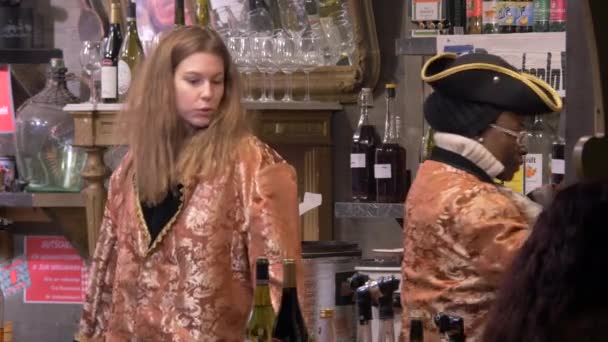 Les Femmes Avec Des Costumes Coloniaux Stand Boissons — Video