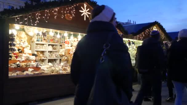 Wandelen Bij Een Speelgoedkraam Een Kerstmarkt — Stockvideo