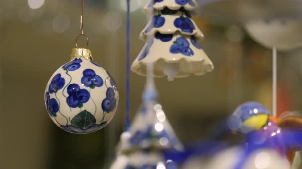 Keramische Decoratieve Kerstballen — Stockvideo