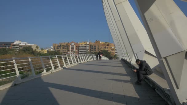 Passeio Pela Ponte Alameda Espanha — Vídeo de Stock