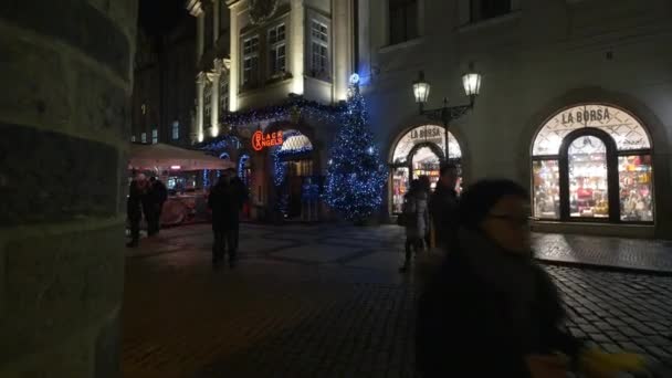 プラハのクリスマスの時間に黒天使のバー — ストック動画