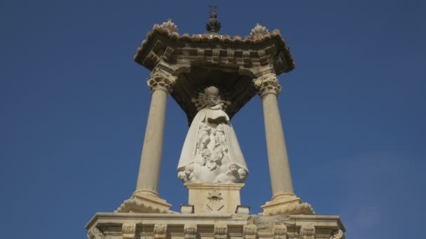 Estatua Virgen María Bajo Las Columnas Corineas — Vídeos de Stock