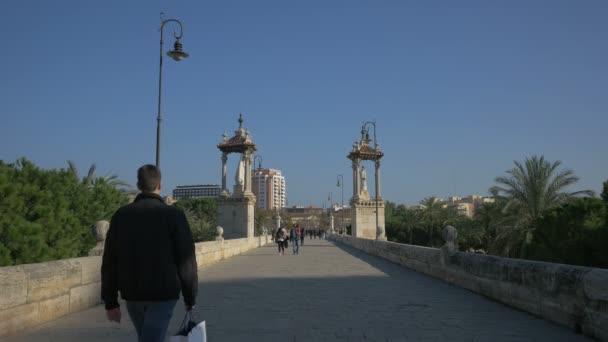 Gente Caminando Puente Del Mar — Vídeo de stock