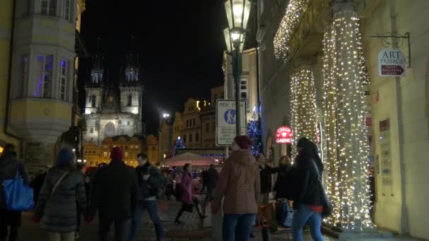 Туристы Идущие Улице Рождество — стоковое видео