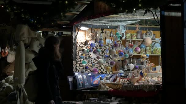 Kraam Met Souvenirs Een Kerstmarkt — Stockvideo