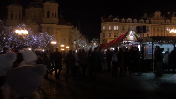 Люди Идут Рождественский Рынок — стоковое видео