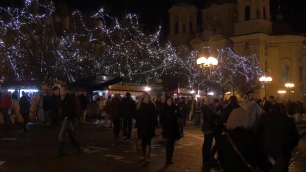 Promenader Längs Dekorerade Träd Julmarknad — Stockvideo