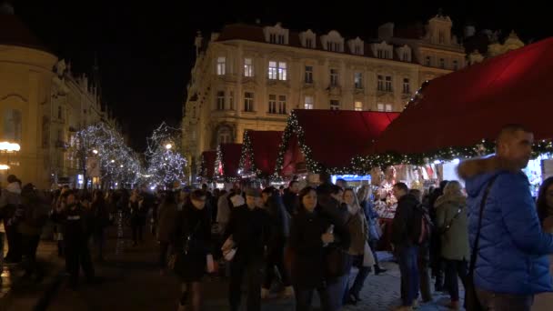 Promenader Längs Gatan Bås Julmarknad — Stockvideo