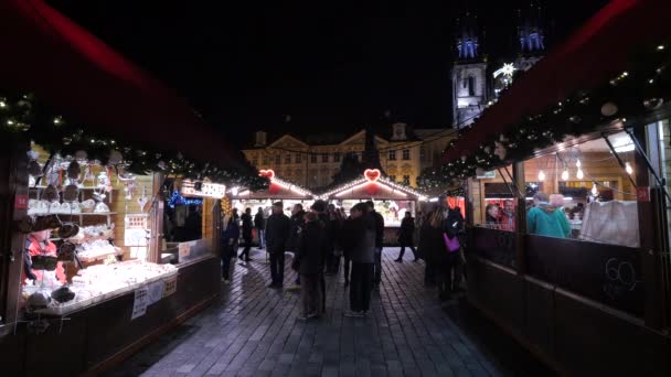 Turisté Mezi Stánky Vánoční Výzdobou — Stock video