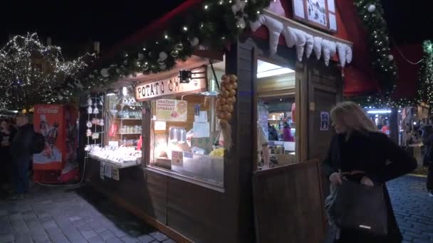 Киоск Картофельными Чипсами Рождественском Рынке — стоковое видео