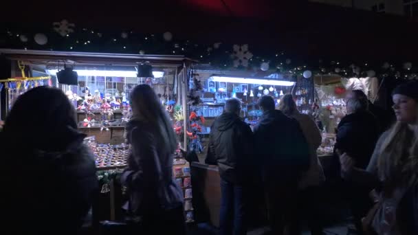 Touristen Kaufen Dekorationen Auf Einem Weihnachtsmarkt — Stockvideo