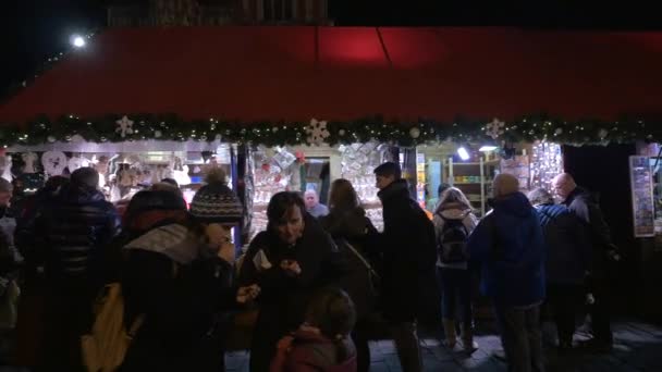 Люди Уличных Ларьках Рождественской Ярмарке — стоковое видео