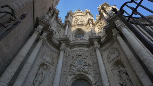 Low Angle Puerta Los Hierros Facade — Stock Video