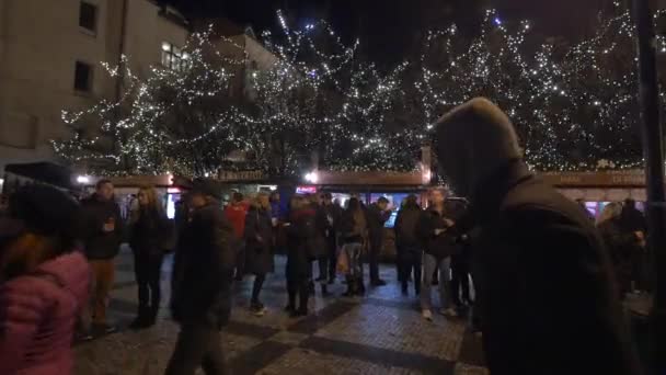 Turister Natten Julmarknaden — Stockvideo