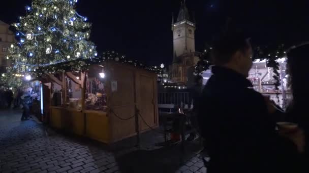 Οδός Πάγκους Στη Χριστουγεννιάτικη Αγορά Στην Πράγα — Αρχείο Βίντεο