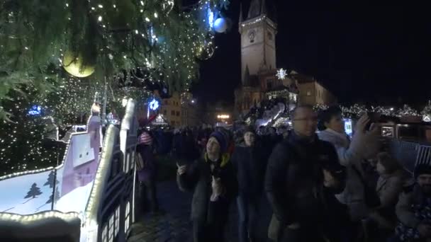 Touristen Spazieren Der Nähe Des Weihnachtsmarktes Prag — Stockvideo