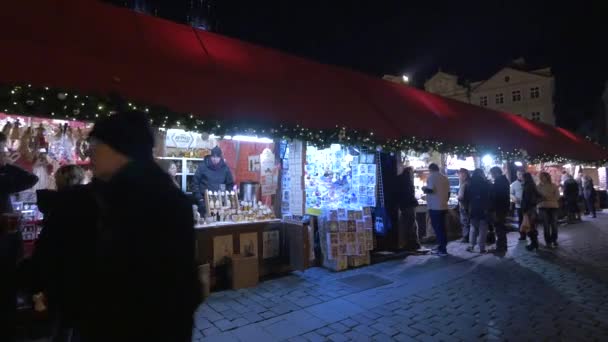 Turister Och Stånd Julmarknad — Stockvideo