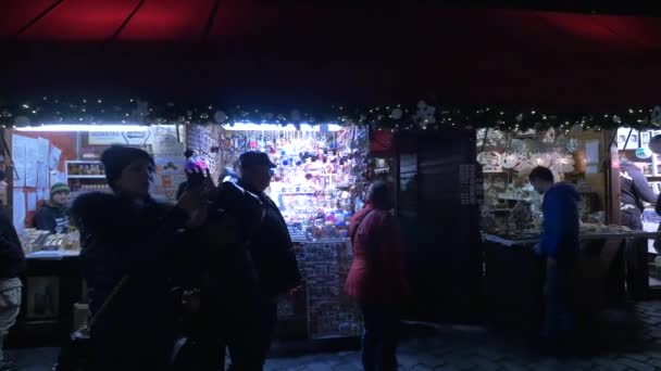圣诞市场摊位上的市民 — 图库视频影像