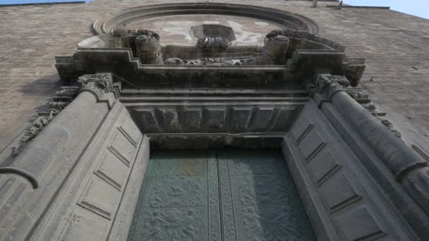 Низкий Угол Двери Церкви Сантоса Хуанеса — стоковое видео