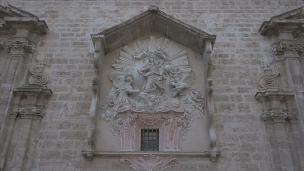 聖母マリアと赤ちゃんイエスの彫刻壁に — ストック動画