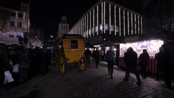 Коляска Жёлтой Лошадью Рождественском Рынке Франкфурт — стоковое видео