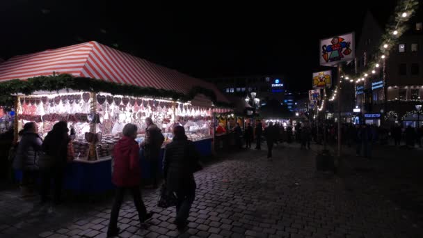 法兰克福圣诞市场上有糖果的街市摊位 — 图库视频影像