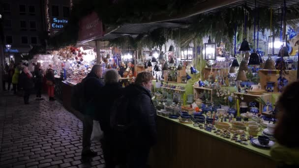Geschirrstand Auf Frankfurter Weihnachtsmarkt — Stockvideo