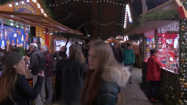 Unga Och Gamla Människor Går Julmarknaden — Stockvideo