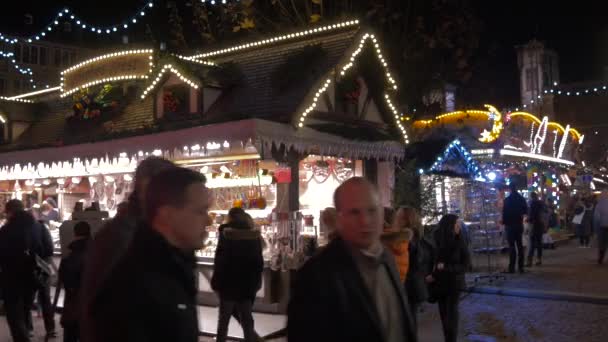 Wandelen Bij Een Snoepkraam Kerstmarkt Van Frankfurt — Stockvideo