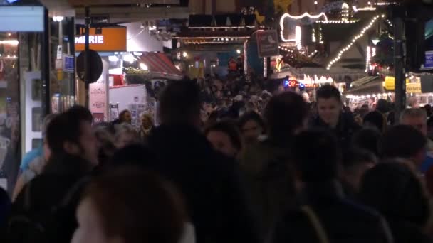 Überfüllte Gasse Auf Einem Weihnachtsmarkt — Stockvideo