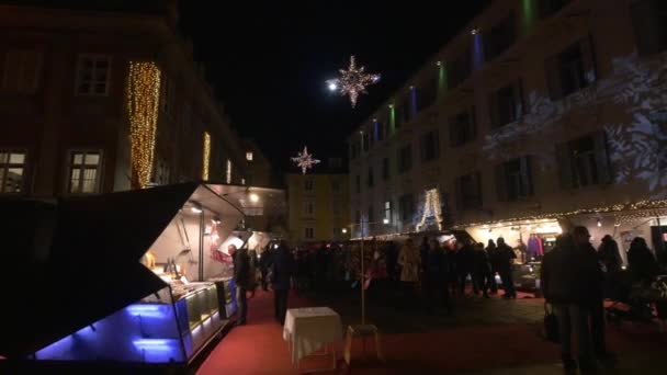 Gente Mercado Navidad Por Noche — Vídeos de Stock