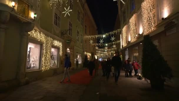 Kerst Decoraties Een Straat Avond — Stockvideo