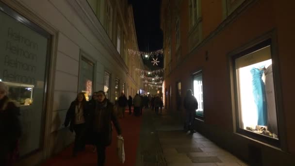晚上在街上散步的人 — 图库视频影像