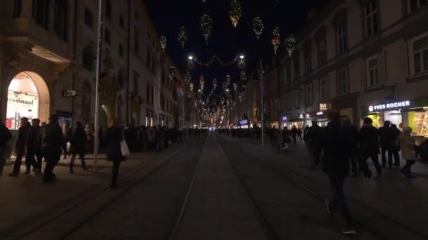 Gente Caminando Por Noche Calle — Vídeos de Stock