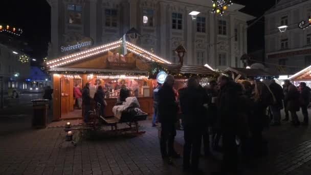 Pessoas Reuniram Mercado Natal Noite — Vídeo de Stock